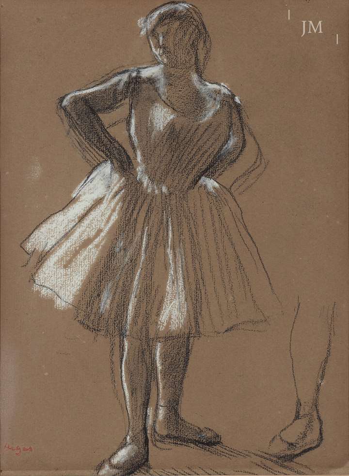 Danseuse rajustant sa jupe
